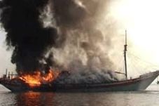 Kapal Pupuk Terbakar,...