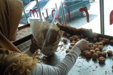 Gara-gara Dolar, Ukuran...