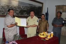 Syarfi Serahkan SK Plh...