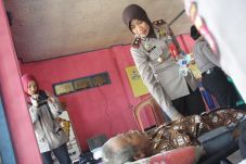 Polwan Bantu Turunkan...