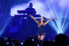 Ariana Grande Bius Ribuan...