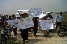 Takut Sawah Dicaplok,...