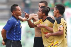 Awas, Hina Wasit Didenda...