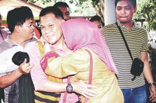 Keluarga Tersangka Suap...