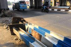 Truk Isi Popok Tabrak...