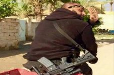 Tubuh Militan ISIS Dimutilasi...