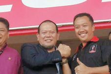 Makna Jabat Tangan ala...