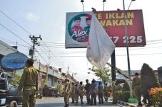 Puluhan Atribut Kampanye...