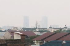 Medan Berkabut, Warga...