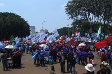 Makan di Monas, Buruh...