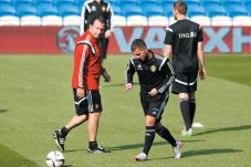 Wilmots Menanti Kabar...