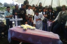 Pricilia Dimakamkan,...