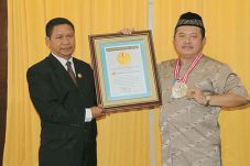 Leprid Beri UGM Penghargaan...