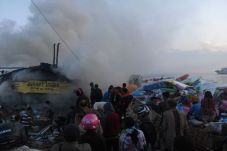 Kapal Pengangkut Sembako...