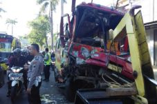 Bus Terguling di Jepara,...