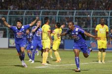 Arema Emoh Kecolongan...