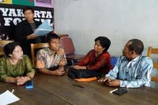 Duduki Tanah Keraton,...