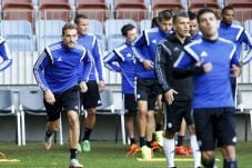 16 Pemain Keracunan,...