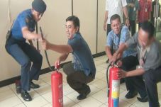 Peralatan Kurang, Respons...