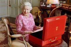 Ratu Elizabeth II, Pecahkan...