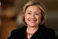 Hillary Minta Maaf Gunakan...