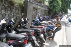 Parkir Liar Penuhi Kawasan...