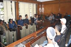 Warga Protes Gardu Induk...