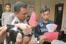 Curi Uang di Brankas,...