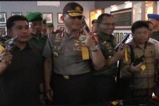 TNI Serahkan 72 Senjata...