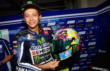 Rossi Kenakan Helm Spesial...
