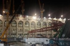 Mobil Crane Itu Ambruk...