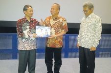 Menteri Pasarkan Karya...
