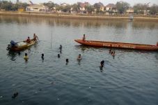 Asyik Berenang, Bocah...