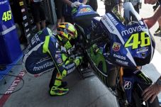 Dikepung Lawan, Rossi...