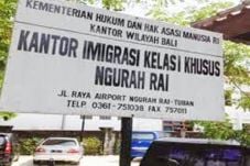 Dua Petugas Imigrasi...