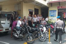Penyidikan Lamban, Polisi...