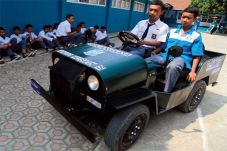 Rakit Mobil Jeep dari...