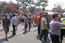 Warga Blokade Jalur...