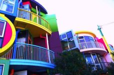 Apartemen Unik Warna-warni...