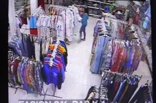 Aksi Pencuri Baju di...