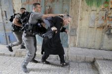 Tentara Israel Injak-injak...