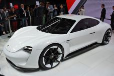 Porsche Kenalkan Mobil...