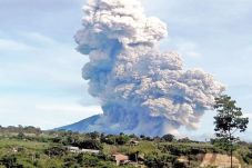 Gunung Sinabung Luncurkan...
