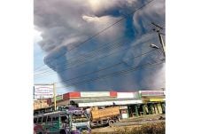 Sinabung Luncurkan Abu...