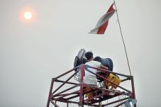 Pasang Tiga Alat Penyemprot...
