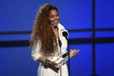 Jadi Mualaf, Janet Jackson...