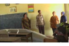 Atap SD Ambrol 5 Siswa...
