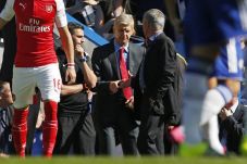 Mourinho-Wenger Bersalaman,...