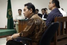 Masih Sakit, Sidang...