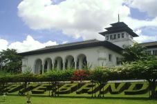 Lima Hotel Murah di...